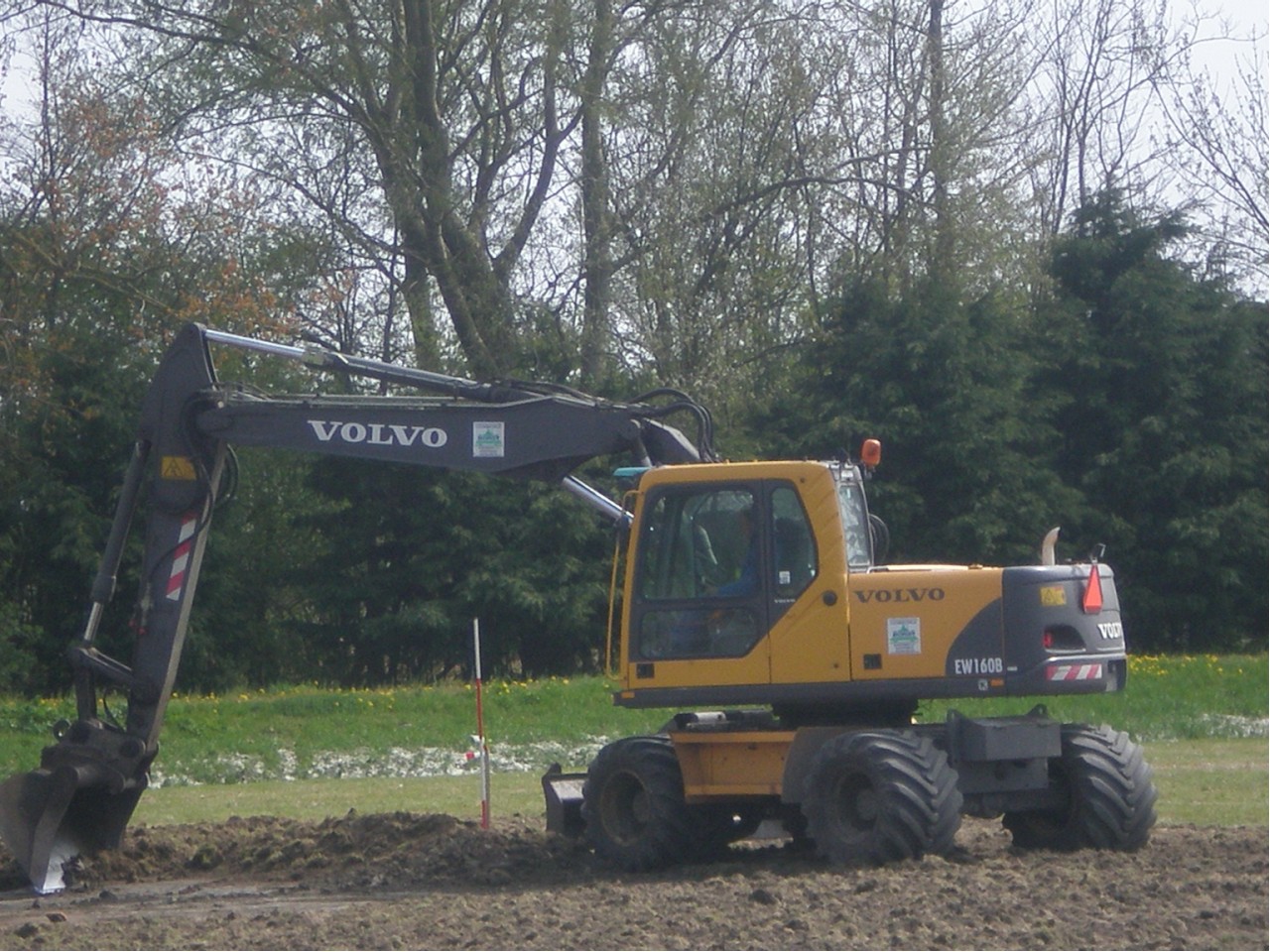 Dag 1:  aanleg beachvolleybalvelden gestart