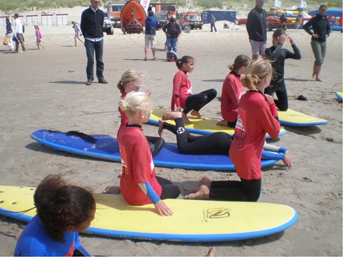 luisteren naar de uitleg over het golfsurfen