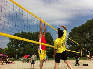 Opening beachvolleybal seizoen bij de Zandbak op zaterdag 28 april 2012