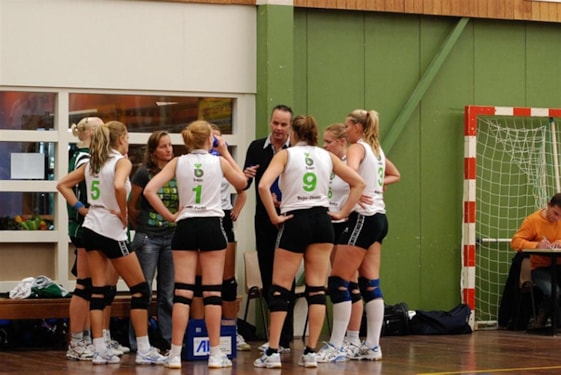 Rick Breeuwer geeft zijn meiden nog wat aanwijzingen