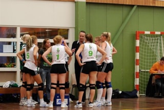 Rick Breeuwer geeft zijn meiden nog wat aanwijzingen