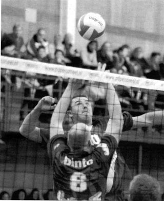 Sander van den Berg geeft aan en Erik Slagter zal het afmaken voor Dinto. foto: John Oud