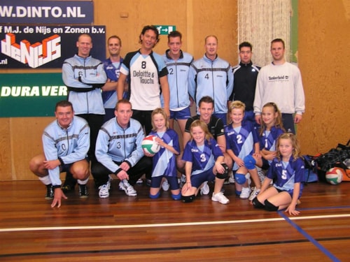 De mannen met hun fans