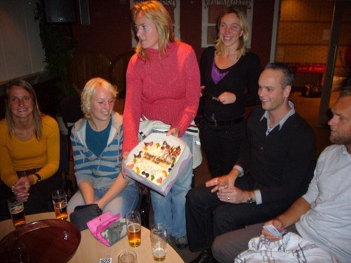 Martina en Ingrid brengen de taart binnen