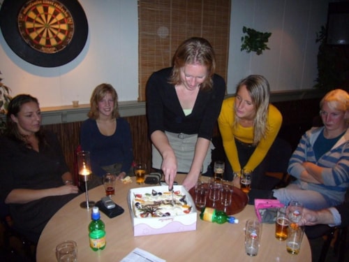 En als een volleerde taartensnijdster deelt ze de punten uit.