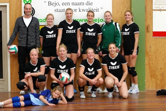 Melissa met de trainer en dames van Bejo/Dinto