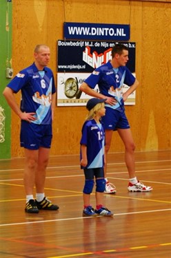 Klein duimpje tussen de reuzen