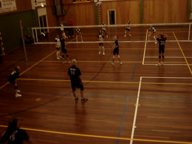 Meisjes C1 loopt over Madjoe C1 heen