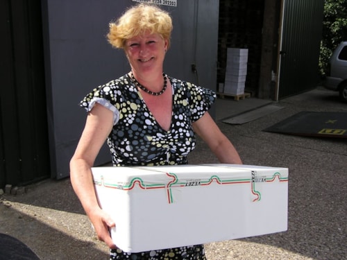 De moeder van Sjaak de Groot belooft niets van de prijs te zullen nemen zonder Sjaaks toestemming