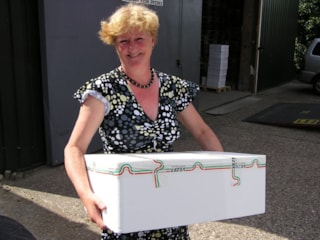 De moeder van Sjaak de Groot belooft niets van de prijs te zullen nemen zonder Sjaaks toestemming