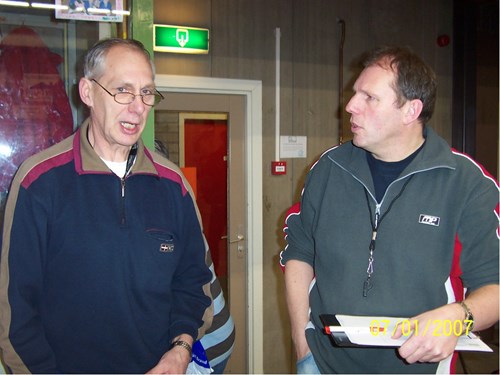 Otto bespreekt de wedstrijd met Ton