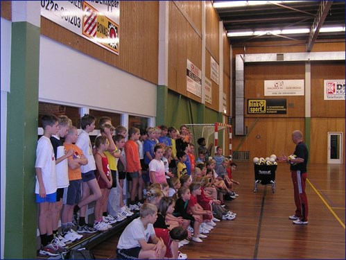 De groep luistert naar de uitleg van de trainer