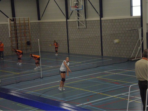 Misha Nannes serveert