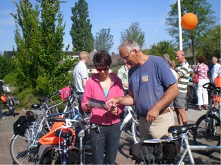 Marieke bekijkt met Henk de route