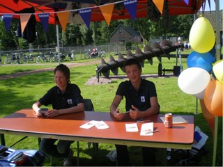 Bij de stempelpost in Waarland zat volleyballer Stijn Stuurman