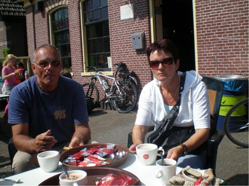 Henk en Gemma in het zonnetje op het terras