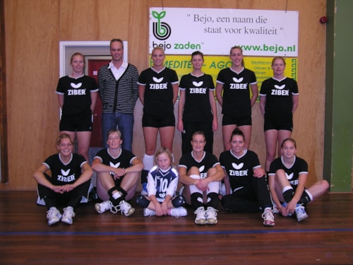 Pleun Berkhout tussen de dames van Bejo/Dinto 1