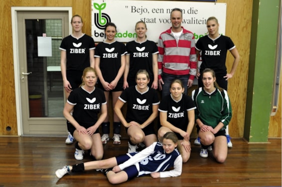 Caroline met de vrouwen, zij wonnen met 3-1 van Dynamo