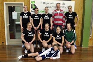 Caroline met de vrouwen, zij wonnen met 3-1 van Dynamo