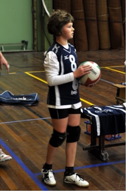 Anne serveert de eerste bal van de wedstrijd