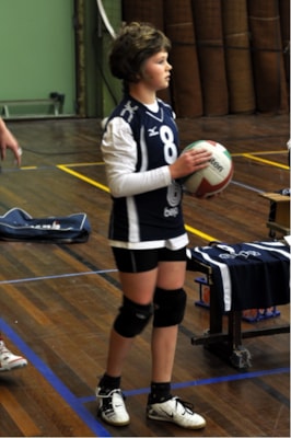 Anne serveert de eerste bal van de wedstrijd