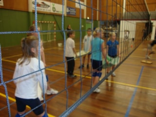 Goed opletten, want daar komt de bal weer.