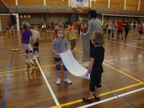  Dat is raar volleyballen: met z’n tweeën en dan ook nog met een handdoek!