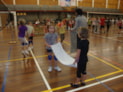  Dat is raar volleyballen: met z’n tweeën en dan ook nog met een handdoek!