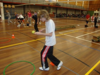 ja, dat valt nog niet mee, zo’n tennisbal meenemen op een lepel! 