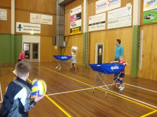 Boodschappenvolley: wie krijgt de meeste ballen van de ene kant naar de andere kant?
