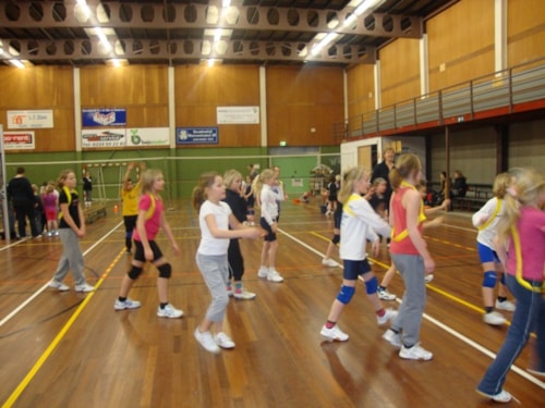 Vijfbal; 5 x overgooien zonder dat de tegenpartij hem pakt of de bal op de grond valt.