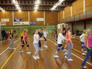 Vijfbal; 5 x overgooien zonder dat de tegenpartij hem pakt of de bal op de grond valt.