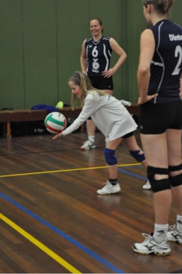 Nikki serveert de eerste bal