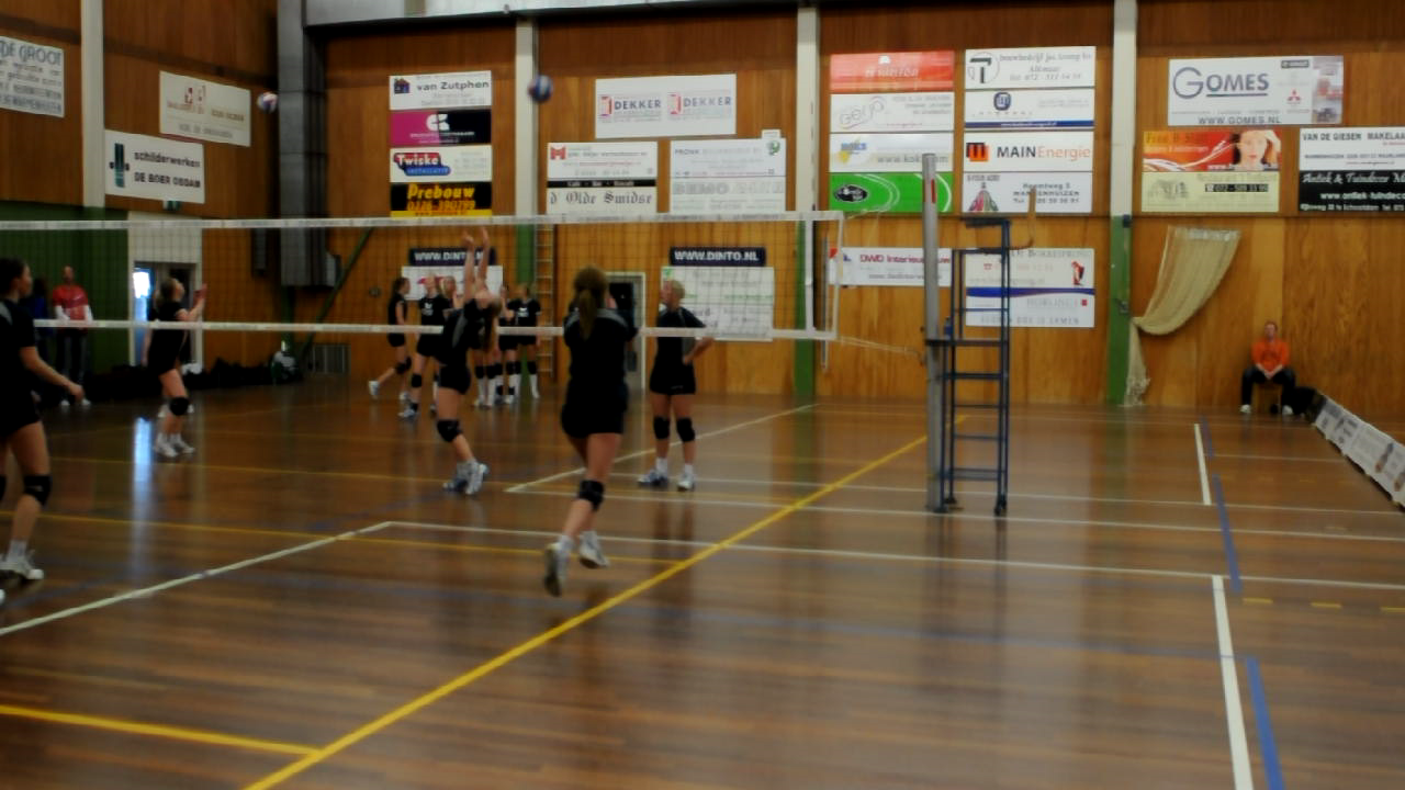  Afscheid voor trainer en 2 speelsters