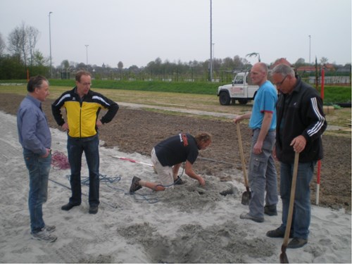 De beide voorzitters kijken toe hoe anderen aan het werk zijn