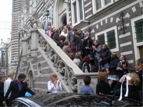 Het bruidspaar verlaat het stadhuis