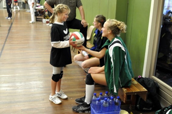 Kirstie krijgt goede tips van Inge v.d. Outenaar