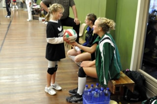 Kirstie krijgt goede tips van Inge v.d. Outenaar