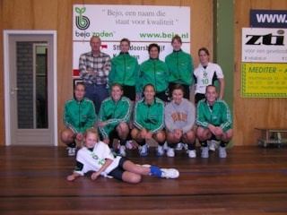 Sophia Koning poserend met Bejo/Dinto 1