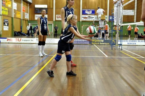 De wedstrijd gaat beginnen met de opslag van Robin