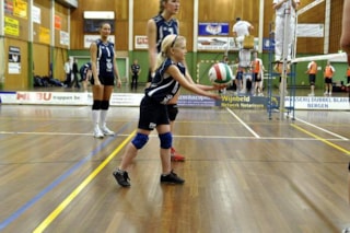 De wedstrijd gaat beginnen met de opslag van Robin