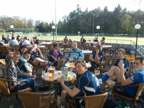 De mannen genieten na in Enschede