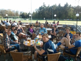 De mannen genieten na in Enschede