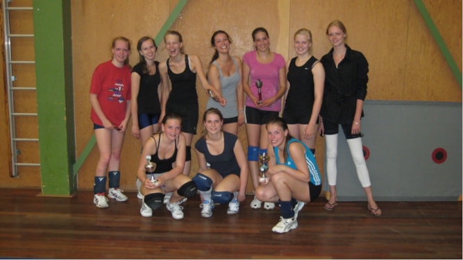 Kirstie, Manouk, Ellis, Roos, Jaike, Maya, Nikki, Sharon, Ruby Groot en Ruby Top: Dinto MA1 