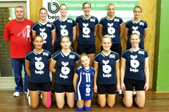 Rosalie met de meiden van dames 1