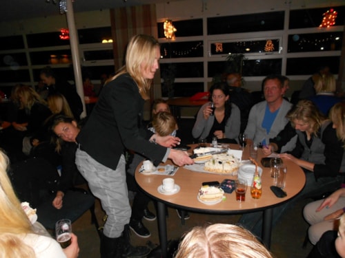 Martina reikt de taart uit