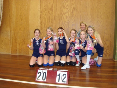 De kampioenen met hun coach