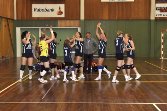 De wedstrijd van dames 2 gaat beginnen