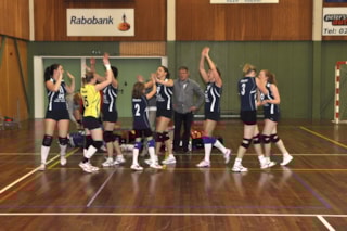 De wedstrijd van dames 2 gaat beginnen