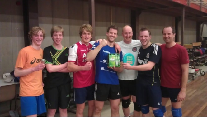 De glorieuze winnaar met zijn six-pack